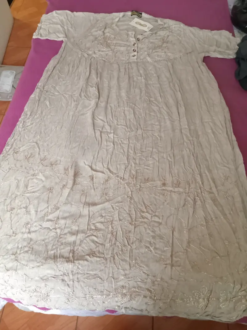 Vestido largo beige con bordados