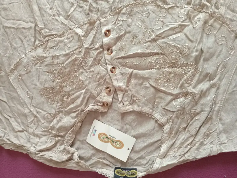 Vestido largo beige con bordados - 2