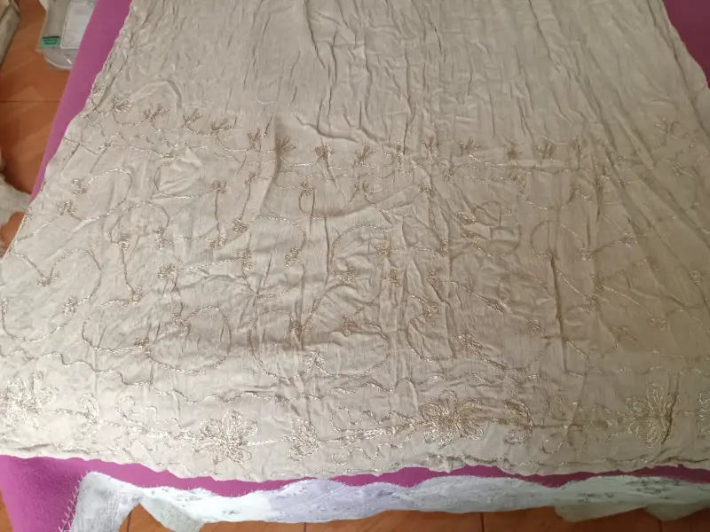 Vestido largo beige con bordados - 3