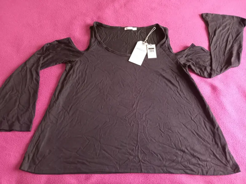 Polera negra con hombros descubiertos Index