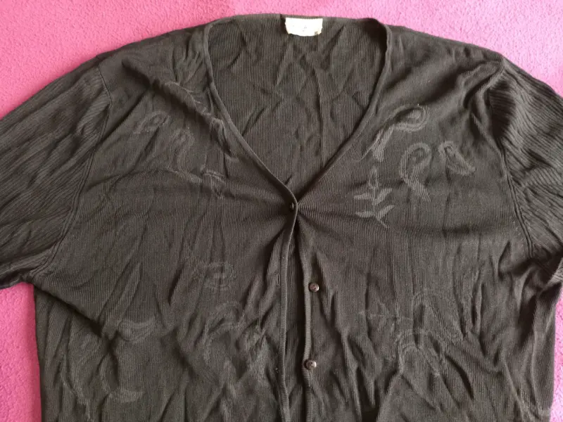 Cardigan negro con diseño floral - 3