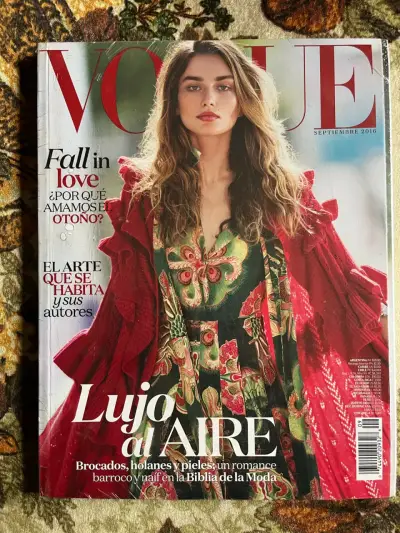 Revista Vogue edición septiembre 2016 con suplemento Chanel - miniatura 1