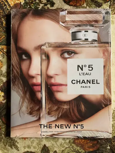 Revista Vogue edición septiembre 2016 con suplemento Chanel - miniatura 2