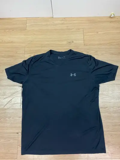 Polera deportiva negra Under Armour para hombre - miniatura 1