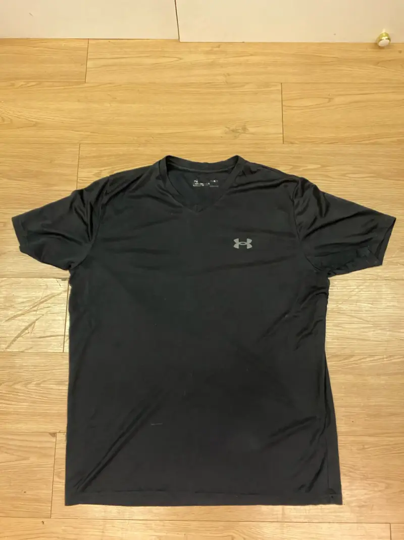 Polera deportiva negra Under Armour para hombre - 2