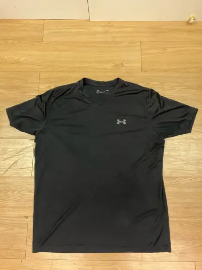 Polera deportiva negra Under Armour para hombre - miniatura 2