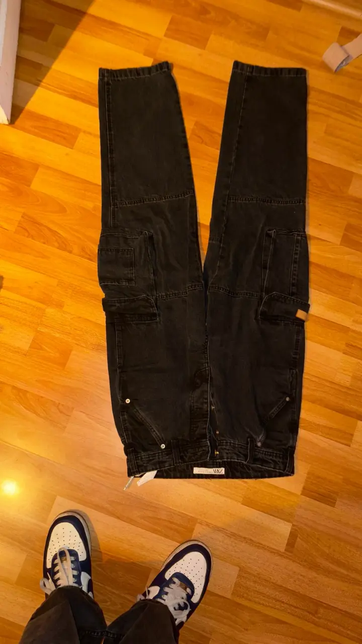Pantalones cargo negros Zara con bolsillos - 1