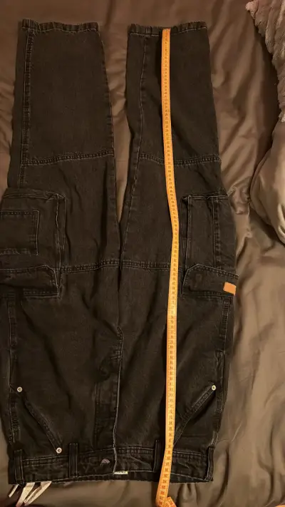 Pantalones cargo negros Zara con bolsillos - miniatura 2