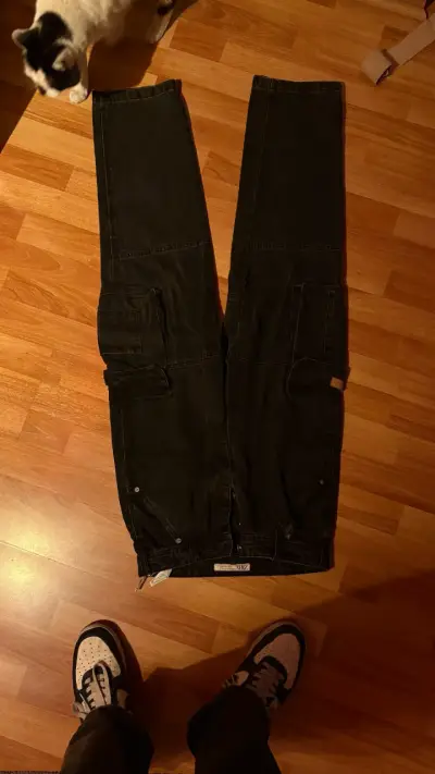 Pantalones cargo negros Zara con bolsillos - miniatura 4