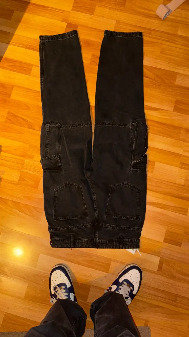 Pantalones cargo negros Zara con bolsillos - 5