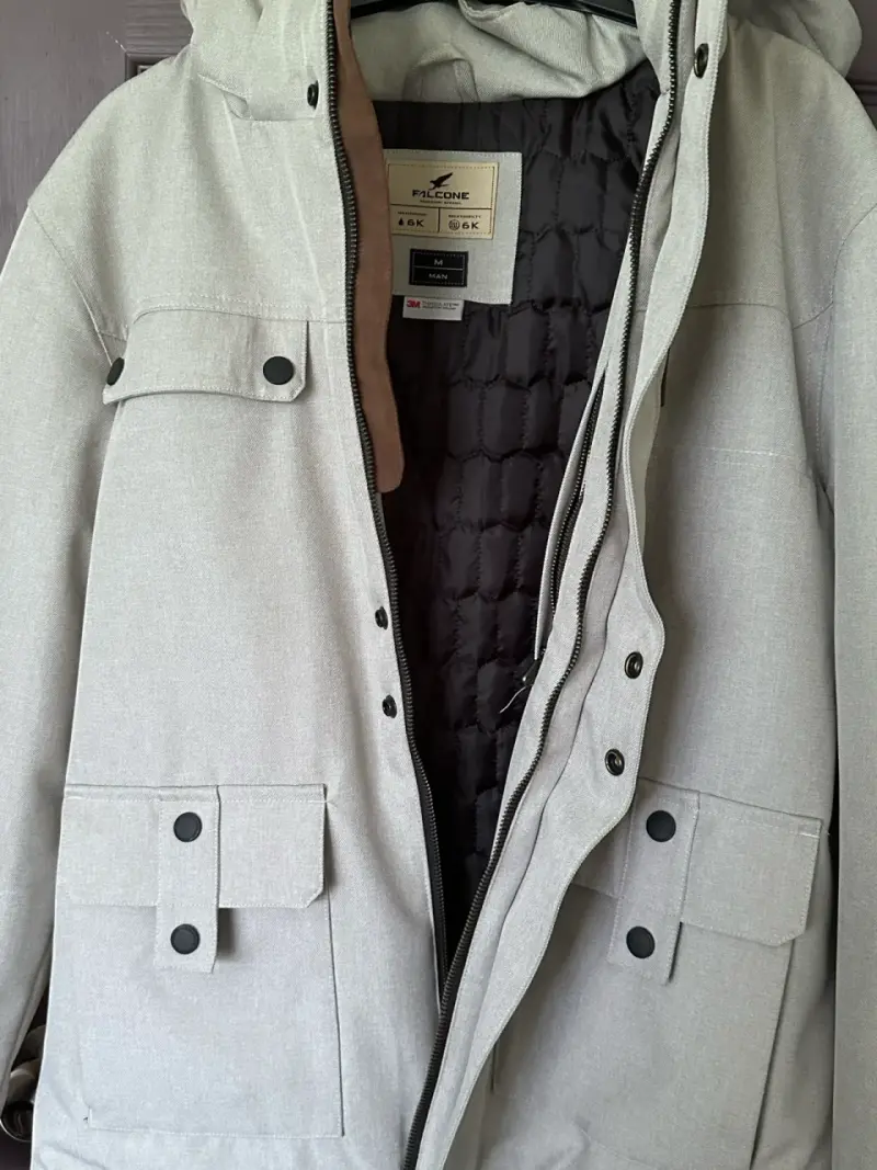 Parka gris con capucha y bolsillos