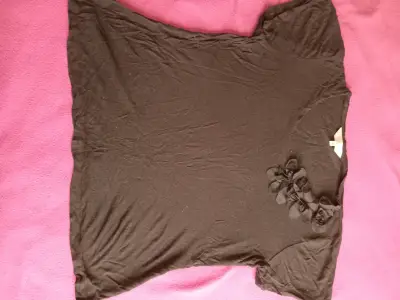 Polera negra con detalle floral - miniatura 1