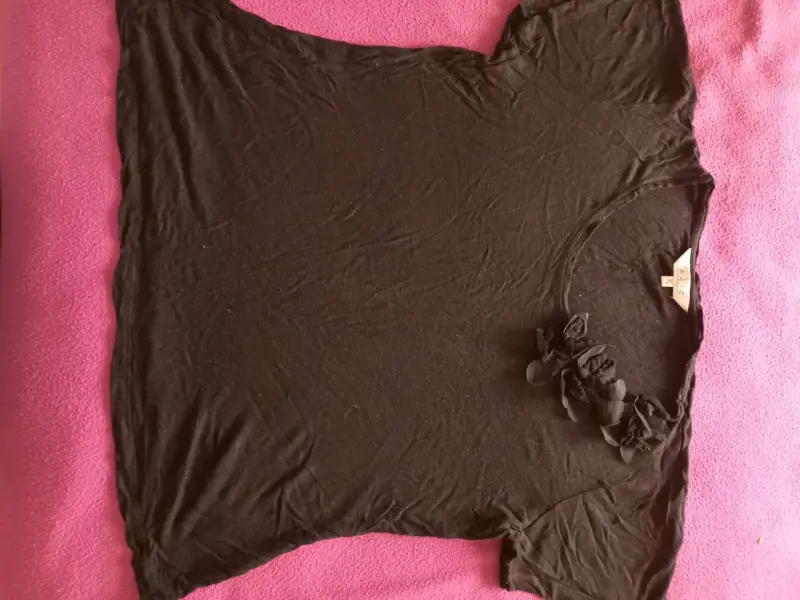 Polera negra con detalle floral - 2