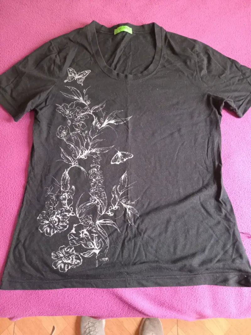 Polera negra con diseño floral y mariposas