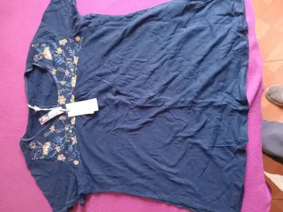 Blusa azul bordada para mujer - miniatura 2