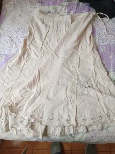 Falda larga beige con bordados florales - miniatura 2