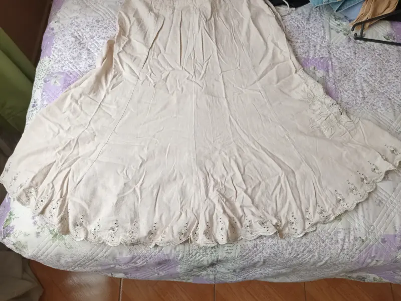 Falda larga beige con bordados florales - 3
