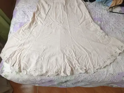 Falda larga beige con bordados florales - miniatura 3