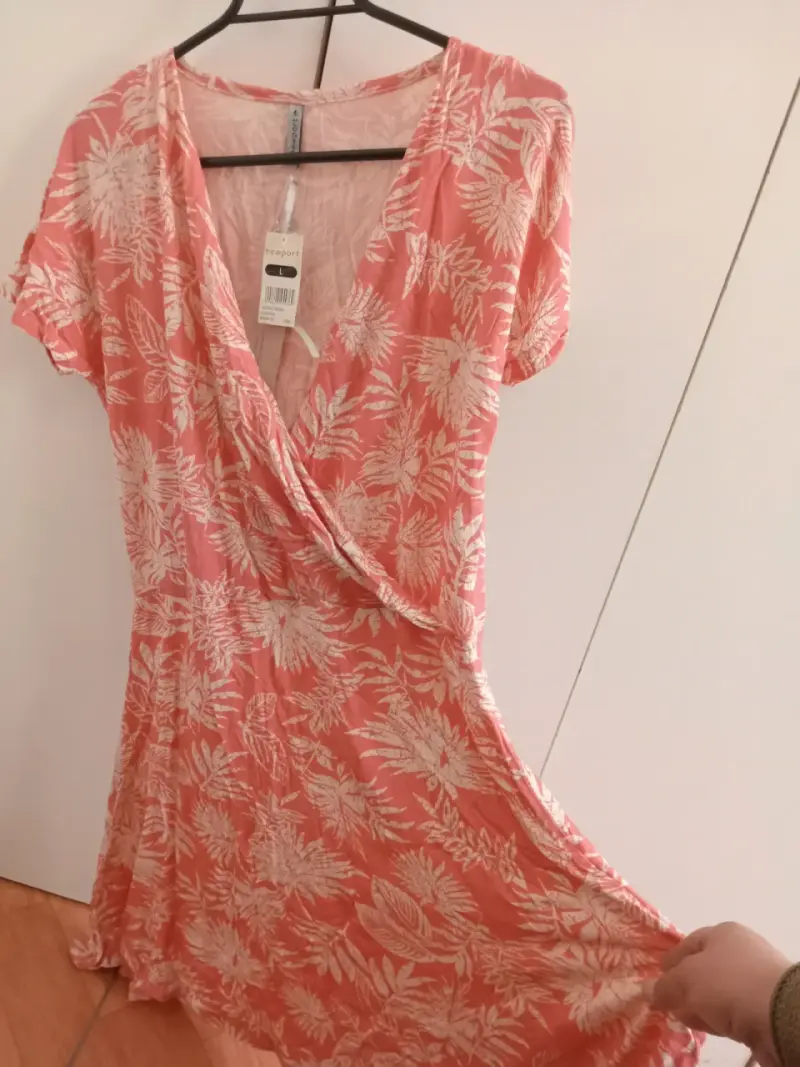 Vestido floral rosa Newport con escote cruzado