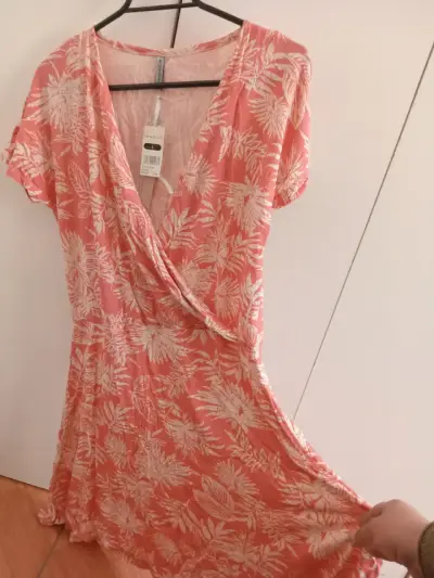 Vestido floral rosa Newport con escote cruzado - miniatura 1