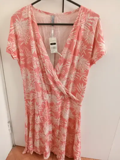 Vestido floral rosa Newport con escote cruzado - miniatura 2