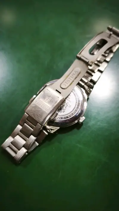 Reloj Festina de Titanio Resistente al Agua - miniatura 3