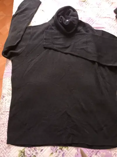 Suéter de cuello alto negro para mujer - miniatura 1