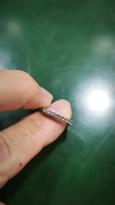 Anillo de plata con incrustaciones de piedras - miniatura 1