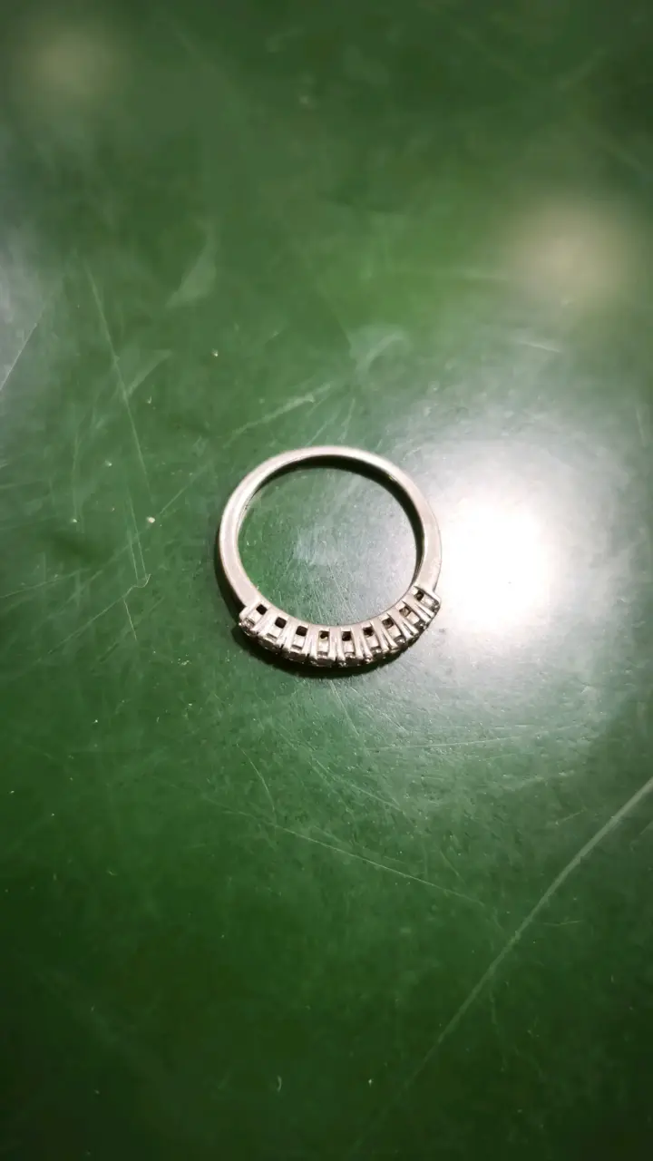 Anillo de plata con incrustaciones de piedras - 2