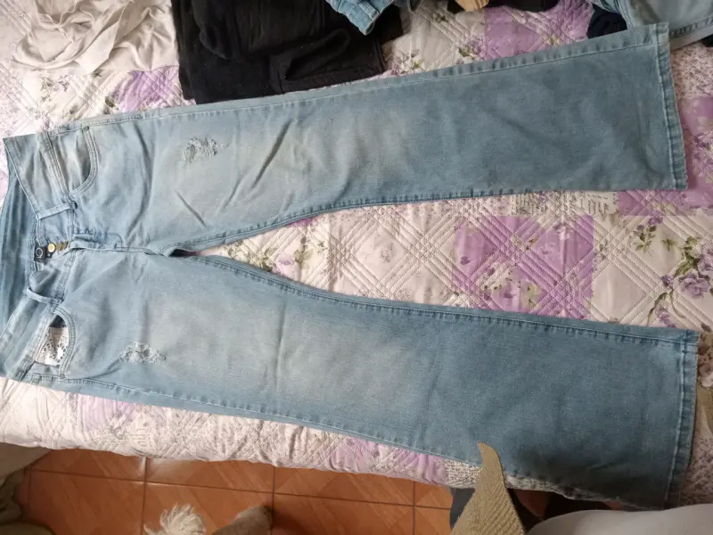 Jeans de mujer celestes con detalles desgastados - 1