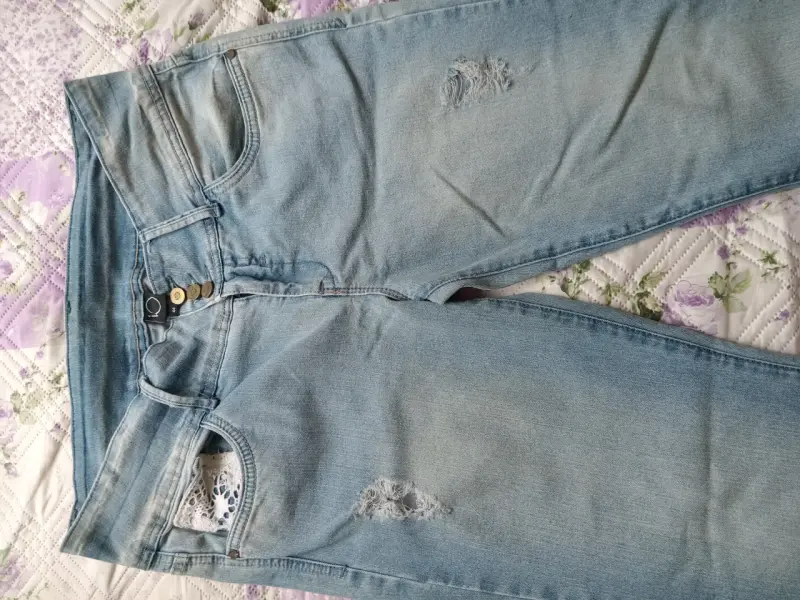 Jeans de mujer celestes con detalles desgastados - 2