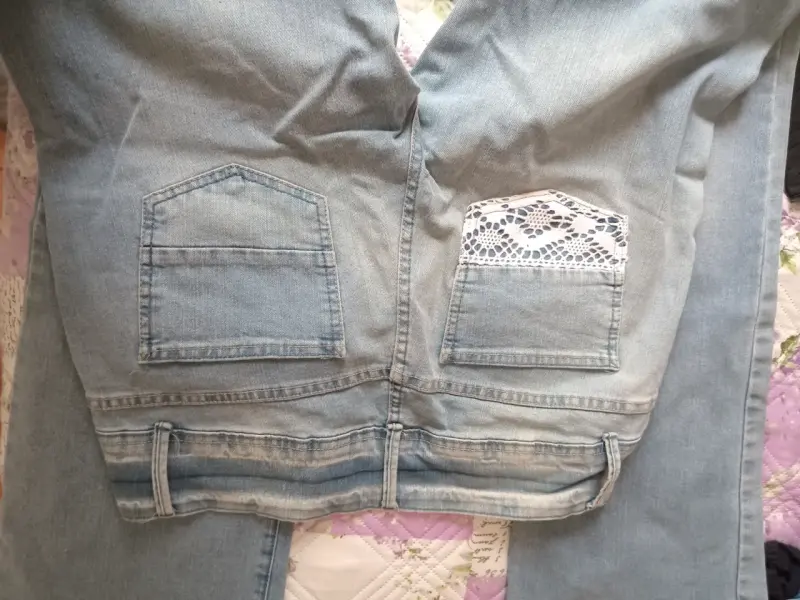 Jeans de mujer celestes con detalles desgastados - 3