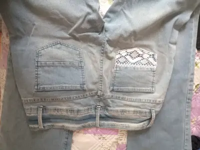 Jeans de mujer celestes con detalles desgastados - miniatura 3