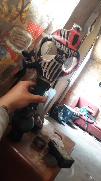 Máscara de gas con diseño gráfico y bong - miniatura 1