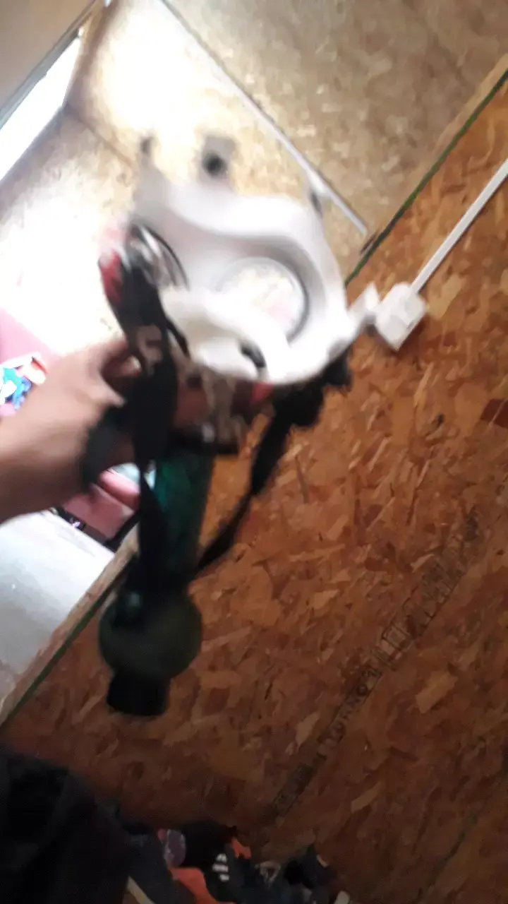 Máscara de gas con diseño gráfico y bong - 4