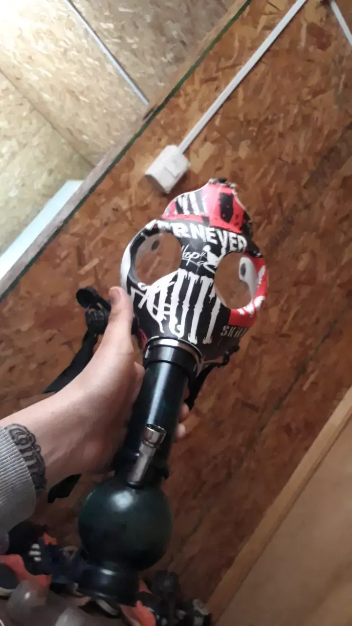 Máscara de gas con diseño gráfico y bong - 5