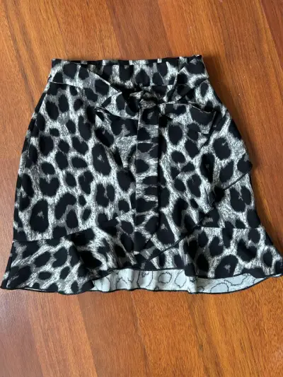 Falda corta con estampado animal print - miniatura 1