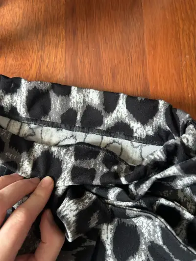Falda corta con estampado animal print - miniatura 3