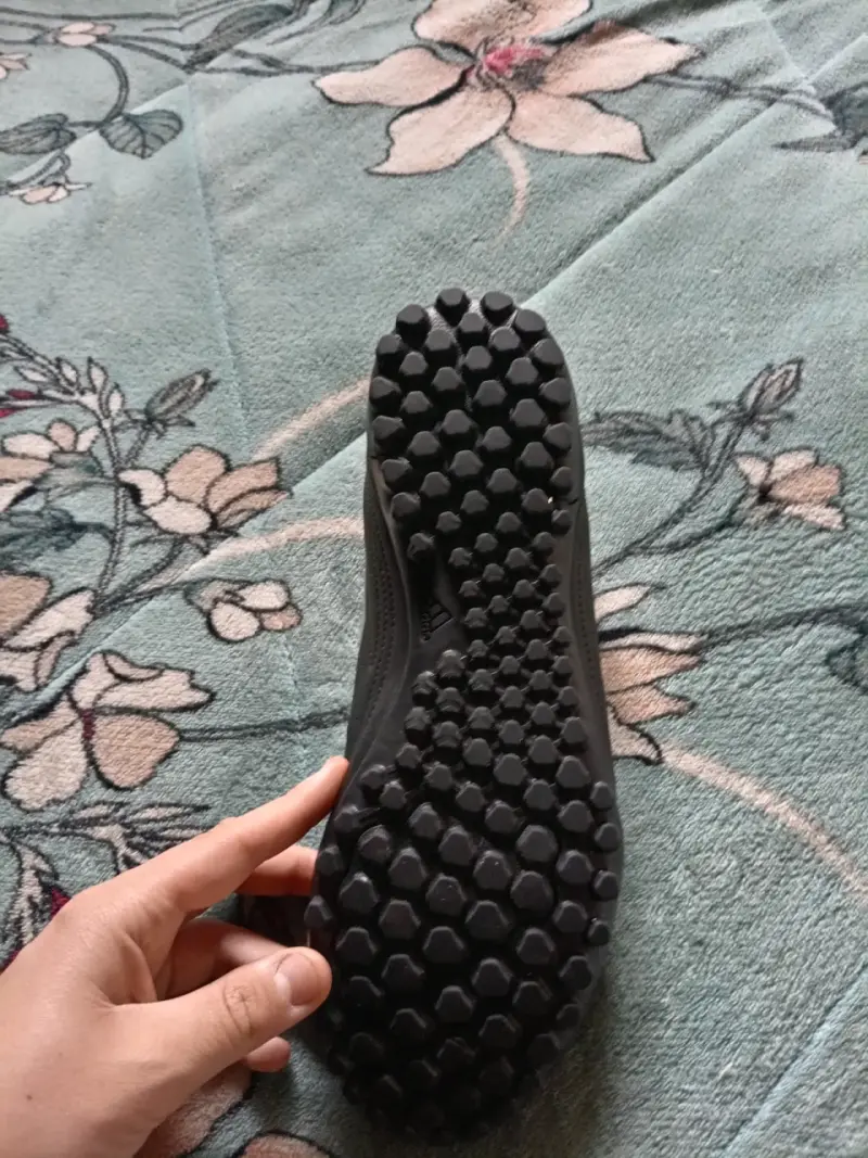 Zapatillas deportivas negras Adidas para fútbol - 5