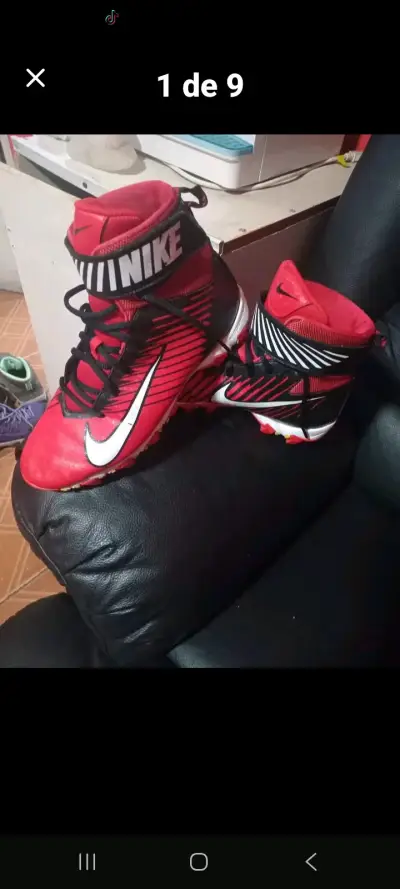 Botines de fútbol Nike rojos y negros - miniatura 1