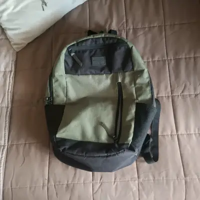 Mochila unisex verde y negra con múltiples compartimentos - miniatura 1