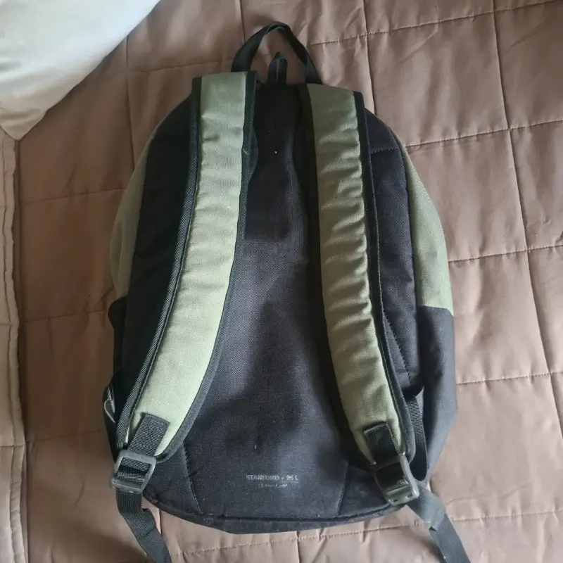 Mochila unisex verde y negra con múltiples compartimentos - 2