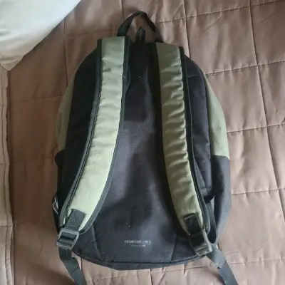 Mochila unisex verde y negra con múltiples compartimentos - miniatura 2