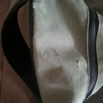 Mochila unisex verde y negra con múltiples compartimentos - miniatura 3
