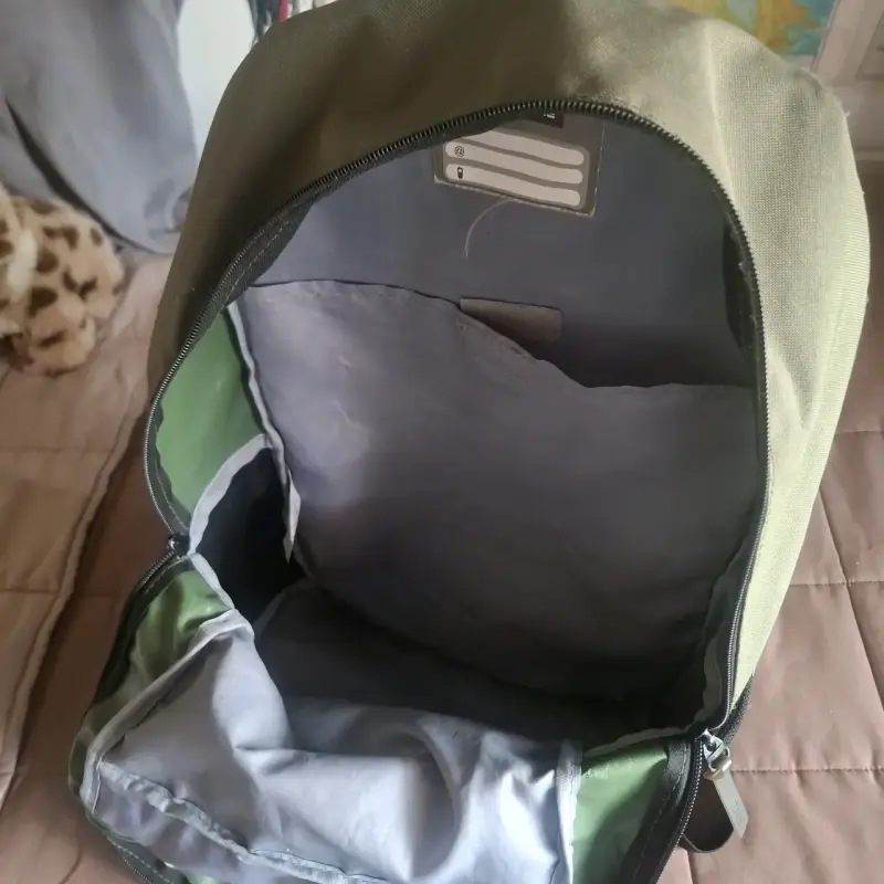Mochila unisex verde y negra con múltiples compartimentos - 4