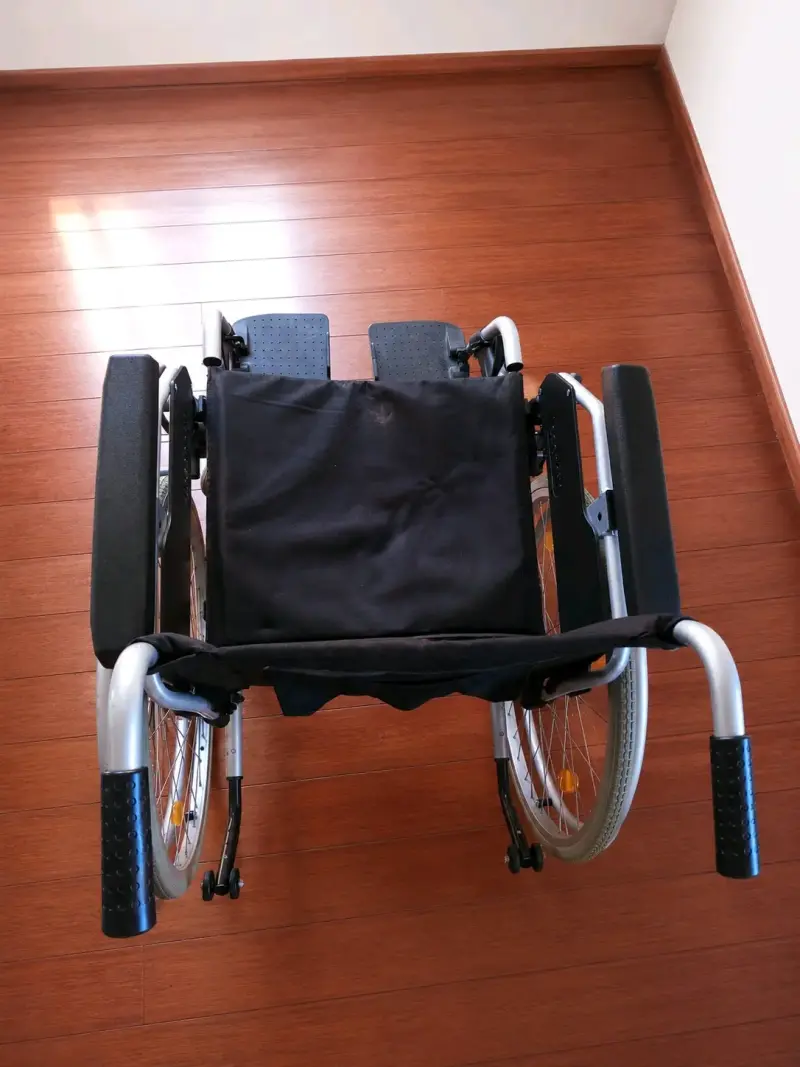 Silla de Ruedas Plegable Negra en Buen Estado - 1