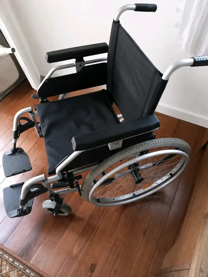 Silla de Ruedas Plegable Negra en Buen Estado - 2