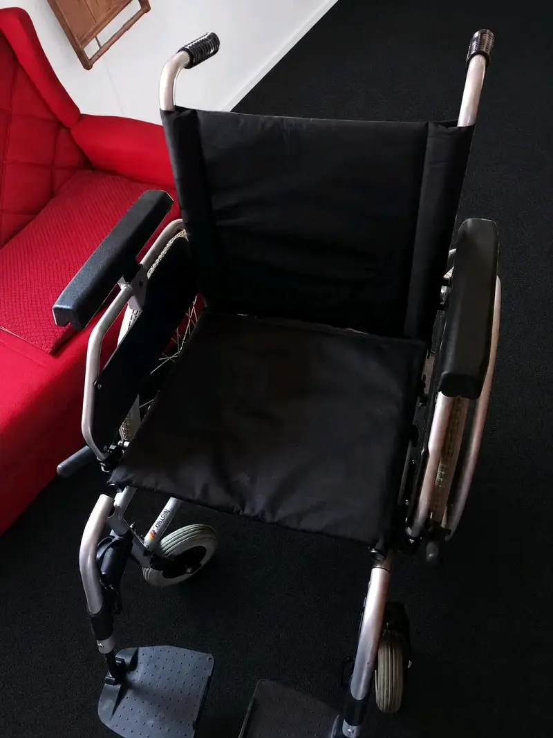 Silla de Ruedas Plegable Negra en Buen Estado - 3