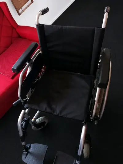 Silla de Ruedas Plegable Negra en Buen Estado - miniatura 3