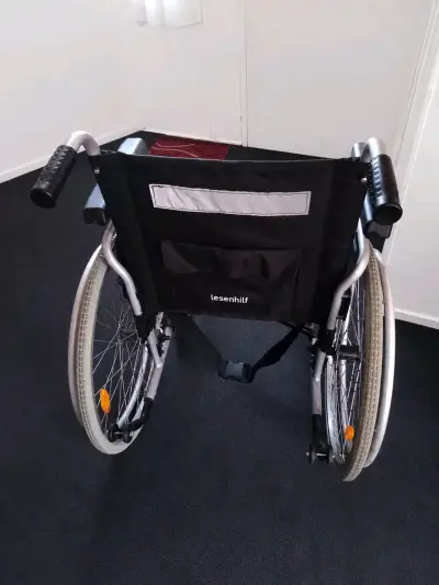 Silla de Ruedas Plegable Negra en Buen Estado - miniatura 4